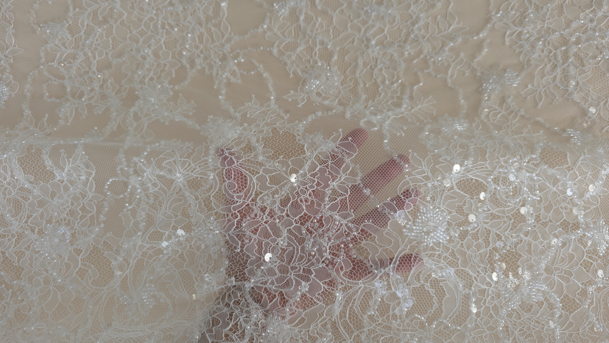 mana tinand materialul ivory brodat pielea vizibila prin zonele goale de tulle