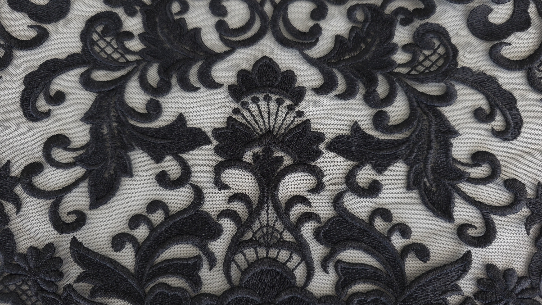 material negru brodat cu raport simetric pe baza de tulle sectiune laterala