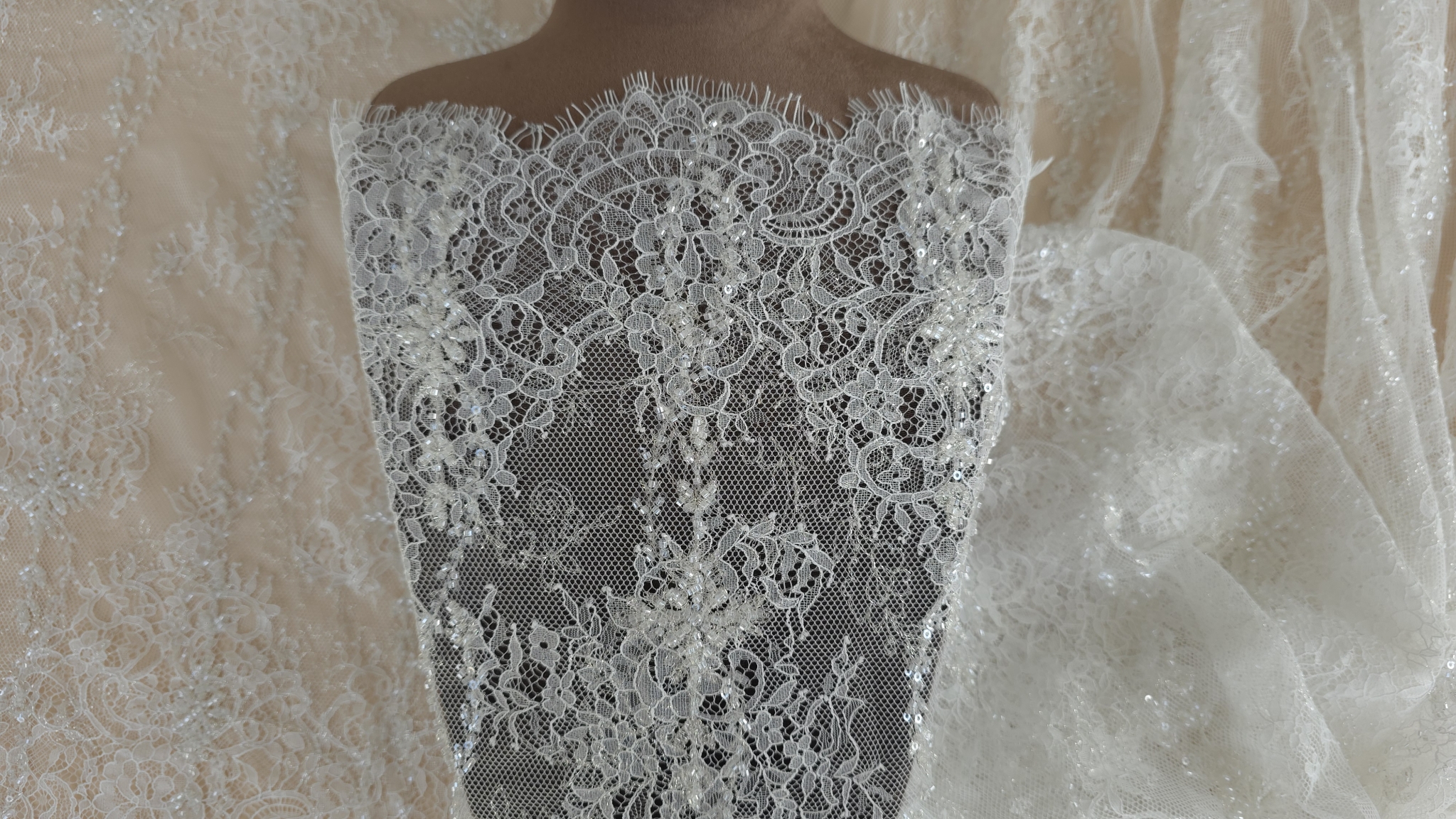 materialul ivory cu accente aurii pe bust maro de expunere florile vizibile prin transparenta