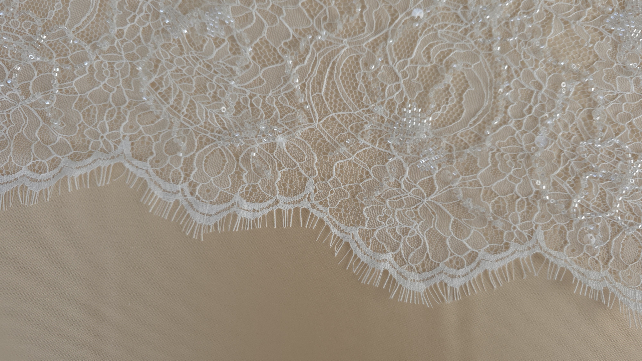 materialul ivory pe bust maro de expunere florile brodate vizibile prin transparenta