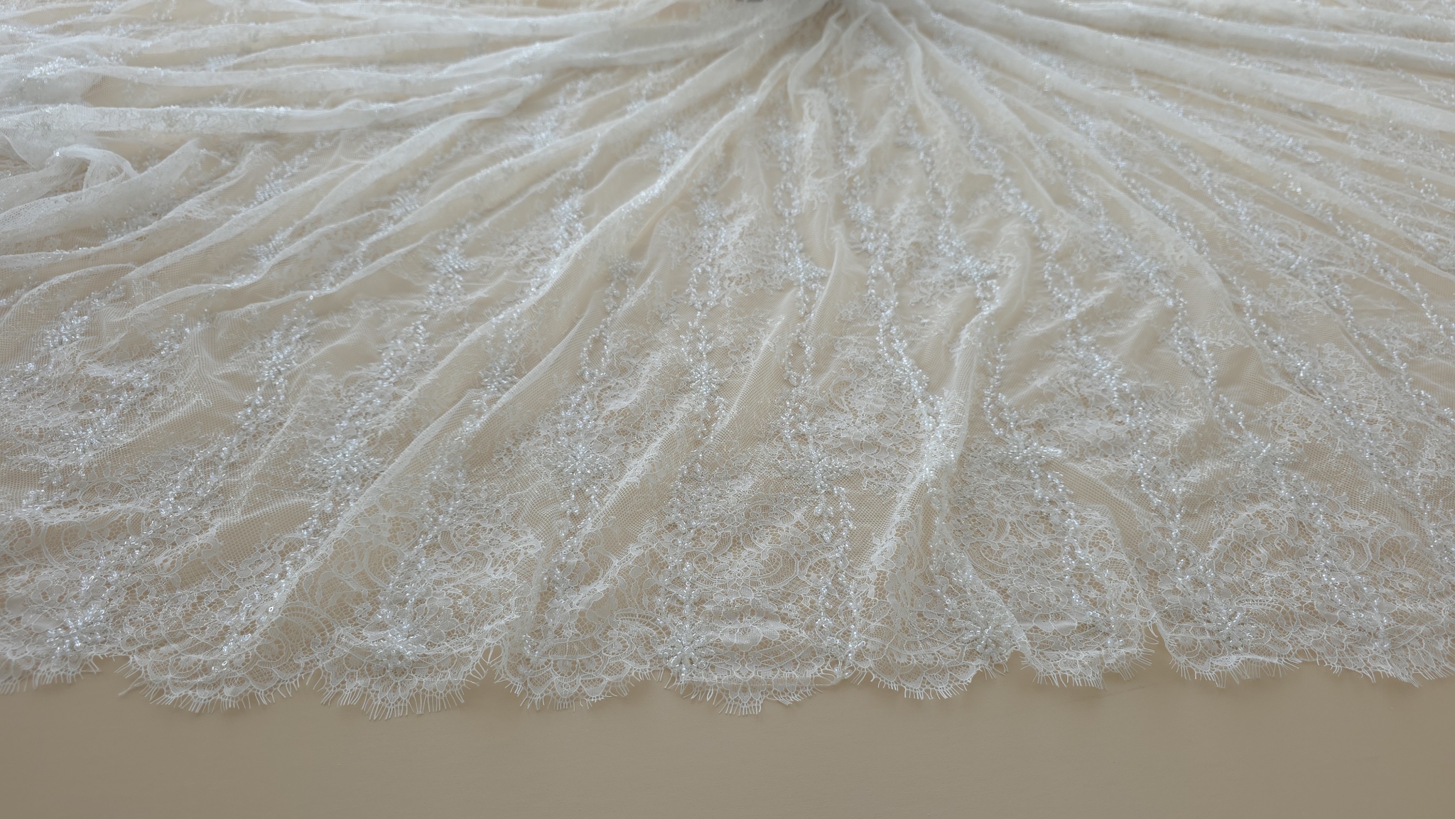 materialul ivory ridicat de pe masa tulle transparent cu micropaiete si fir auriu vizibil prin lumina