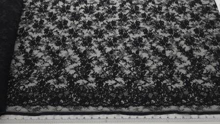 metraj desfășurat de dantelă neagră tip chantilly rebrode Aria prezentând un model floral bogat