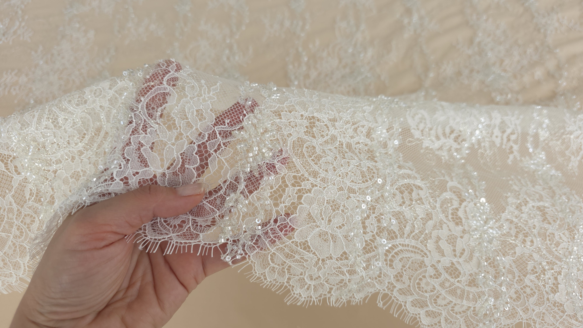 micropaiete si margele tubulare cu fir auriu delicat cusute pe conturul florilor detaliu