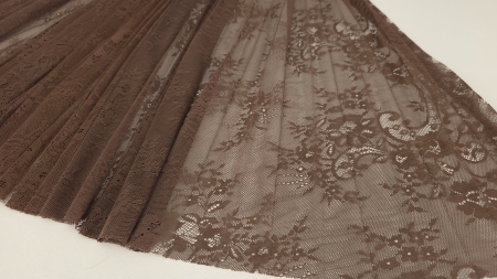 model floral complex tesut pe o suprafata translucida pliata