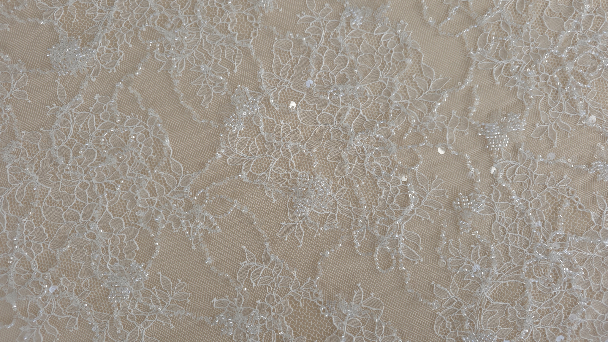 motive florale cu frunze alungite si paiete pe tulle hexagonal fin ivory