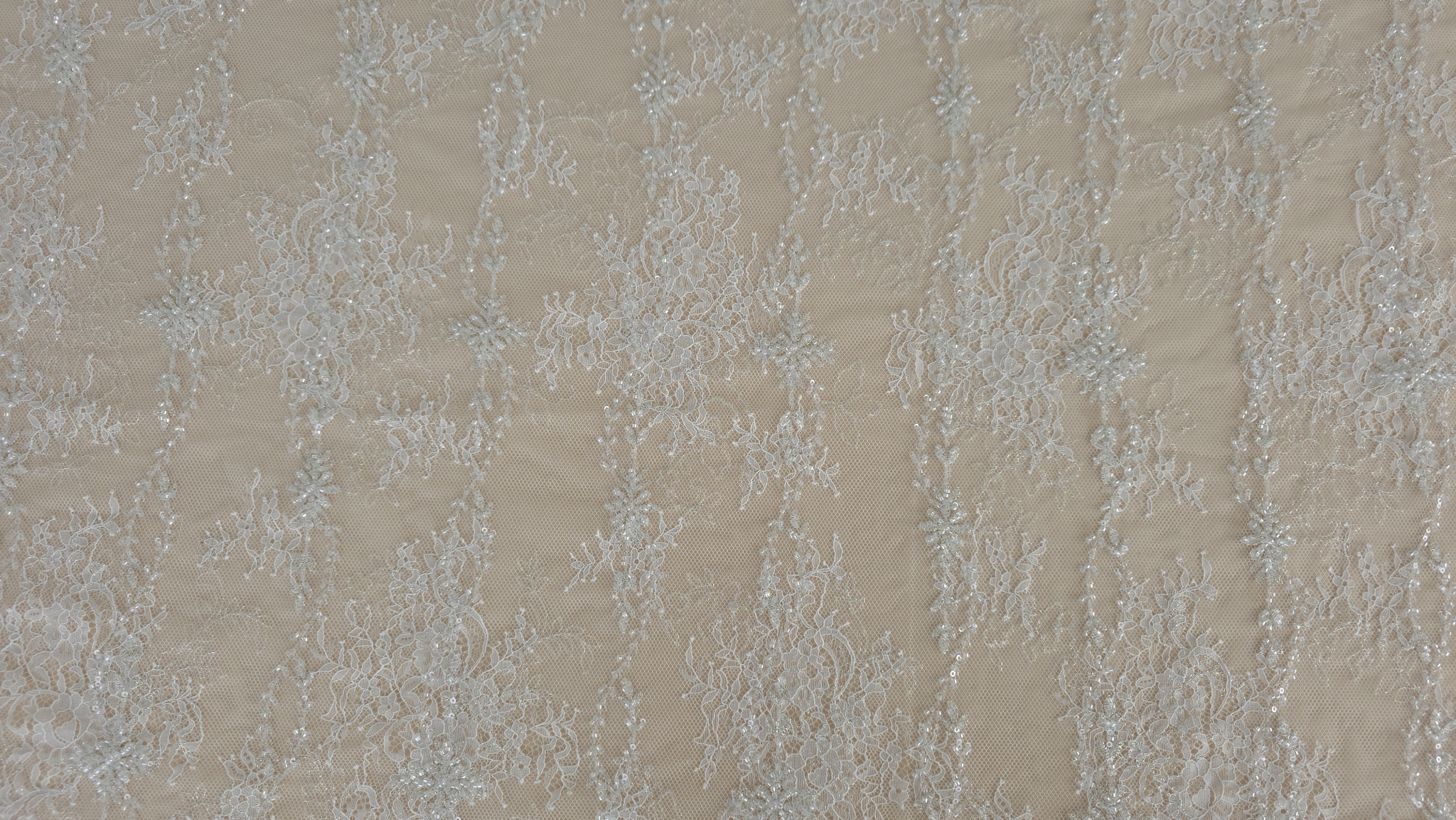 motive florale cu frunze si accente aurii pe tulle hexagonal ivory transparent