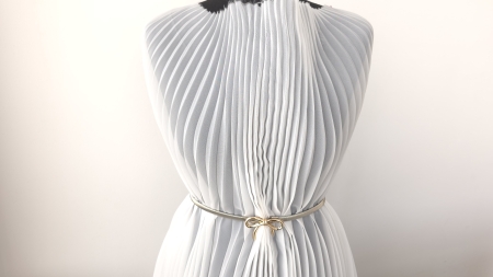 organza densa pliata accesorizata in talie pentru a evidentia faldurile ascutite