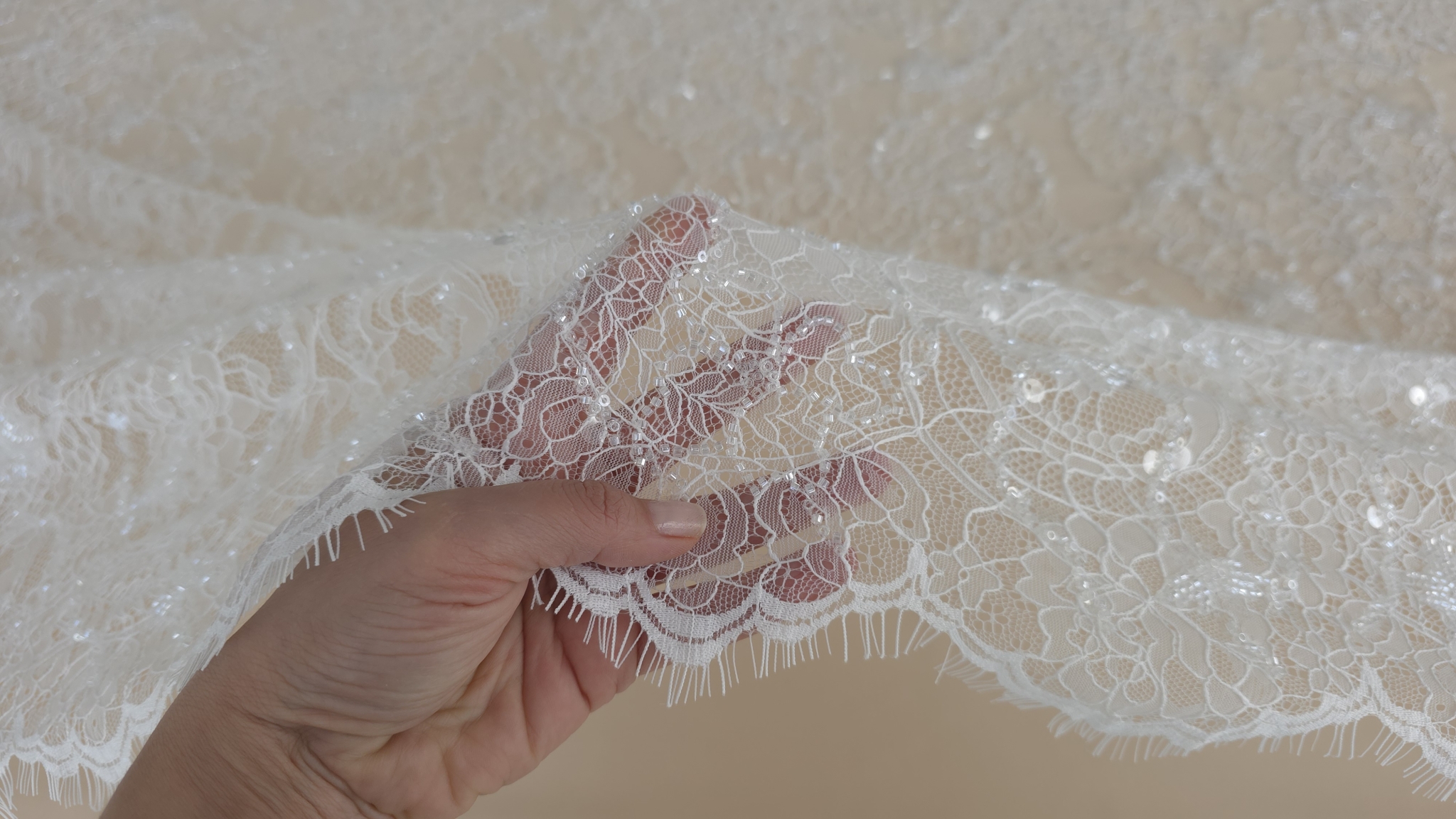 paiete transparente si margele tubulare cusute pe conturul florilor si ramurilor