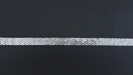 panglica decorativa cu pietre argintii intinsa pe un fundal intunecat