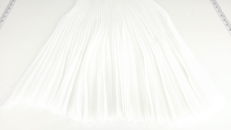 panou din organza solata desfasurat pe un fundal neutru luminos