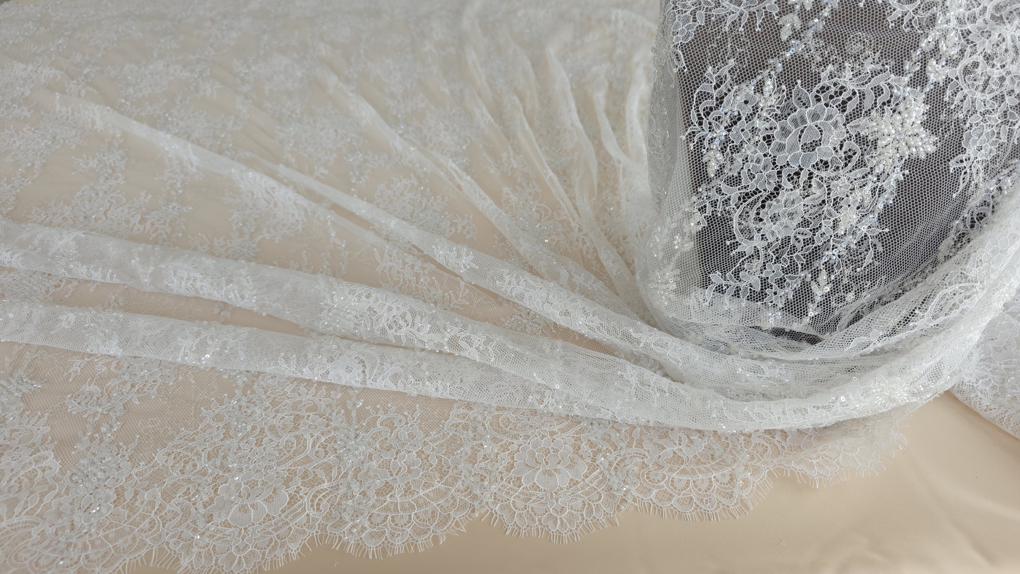 plan apropiat al broderiei florale ivory cu margele tubulare si micropaiete pe tulle hexagonal