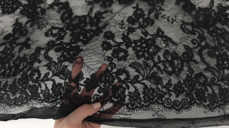 pliere naturală a broderiei elegante pe plasă, arătând flexibilitatea materialului de poliamidă