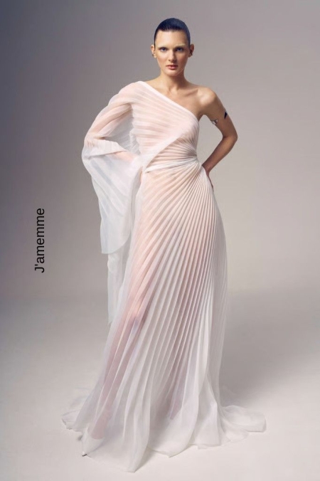 rochie alba asimetrica din organza densa plisse soleil expusa pe model fotografic de la Jamemme