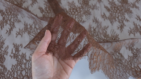 supletea fibrelor de dantela transparenta maro tinuta in mana