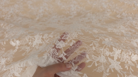 test de transparență al tulle ului cu mâna sub această dantelă rebrodată la metru