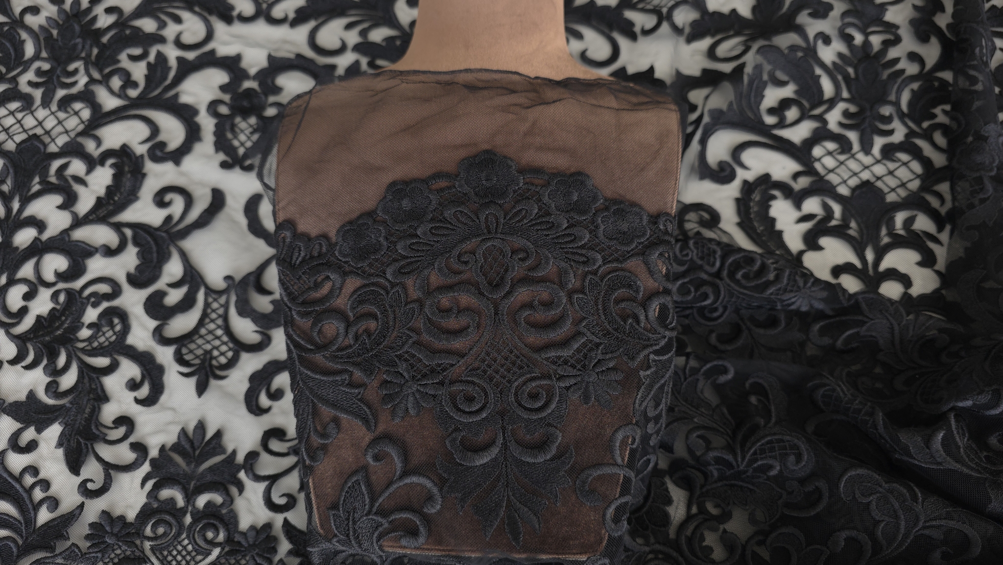 textura firului brodat in relief pe suprafata tullului transparent negru