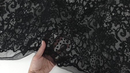 transparența accentuată a tulle ului fin demonstrată prin trecerea mâinii pe sub material