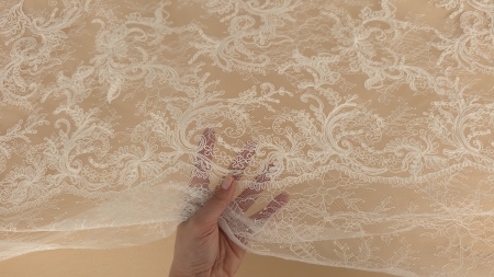 transparență excelentă demonstrată prin trecerea mâinii sub materialul alb transparent