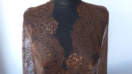 tesatura chantilly maro asezata pe manechin negru