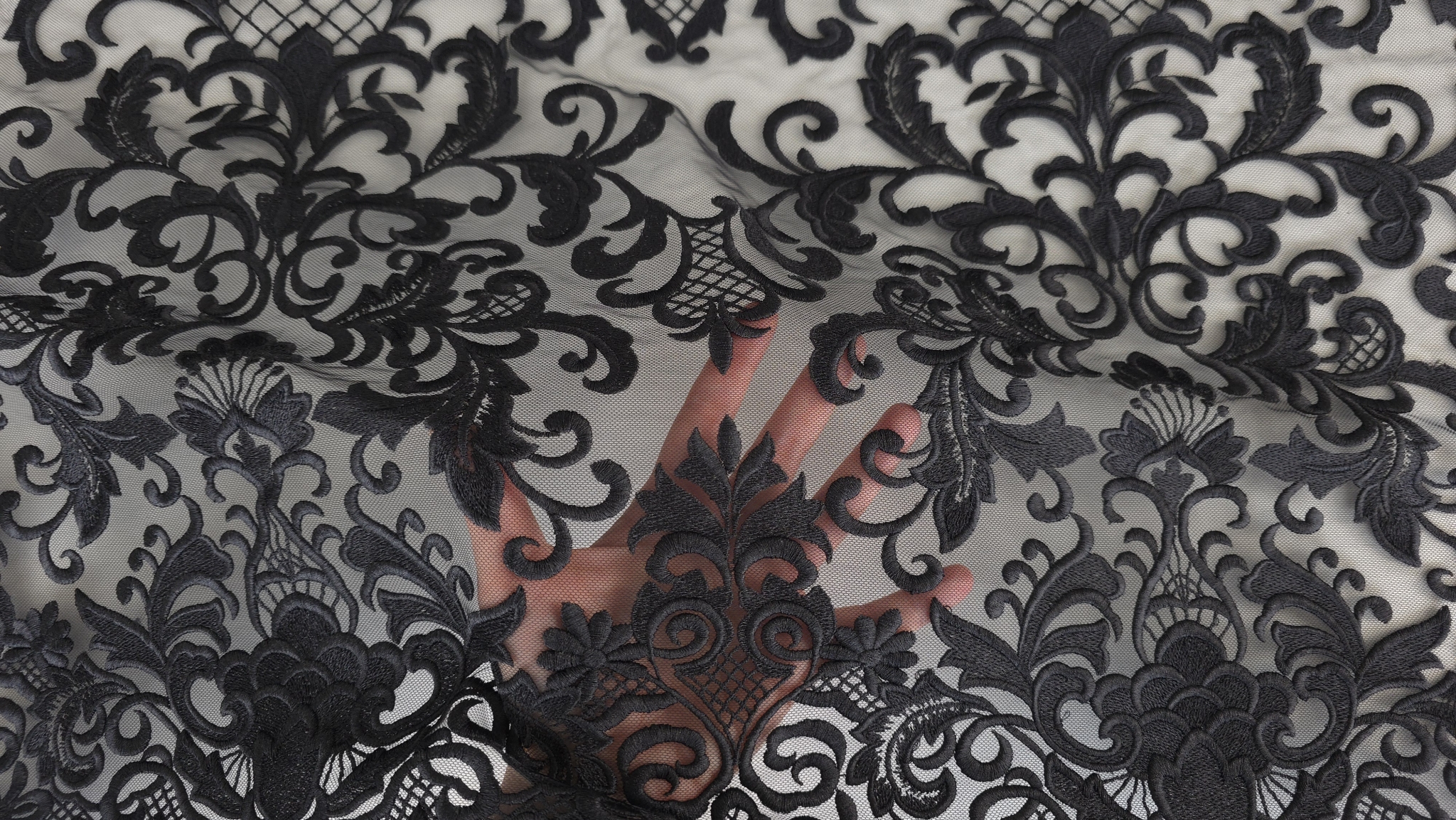 tulle brodat negru cu motive baroce vazut la lumina naturala