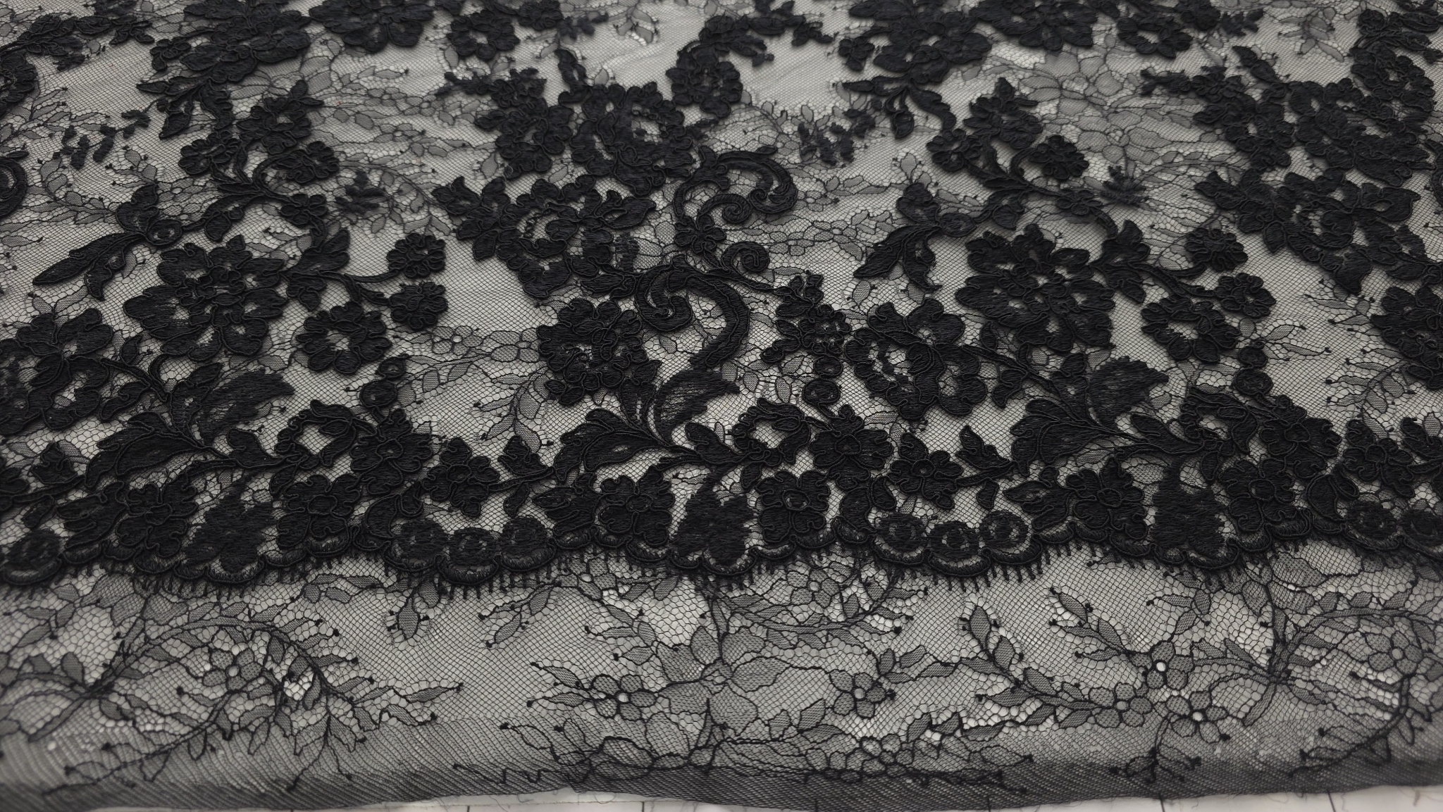 unghi de sus evidențiind florile curgătoare și modelul fluid pe această țesătură pentru seară