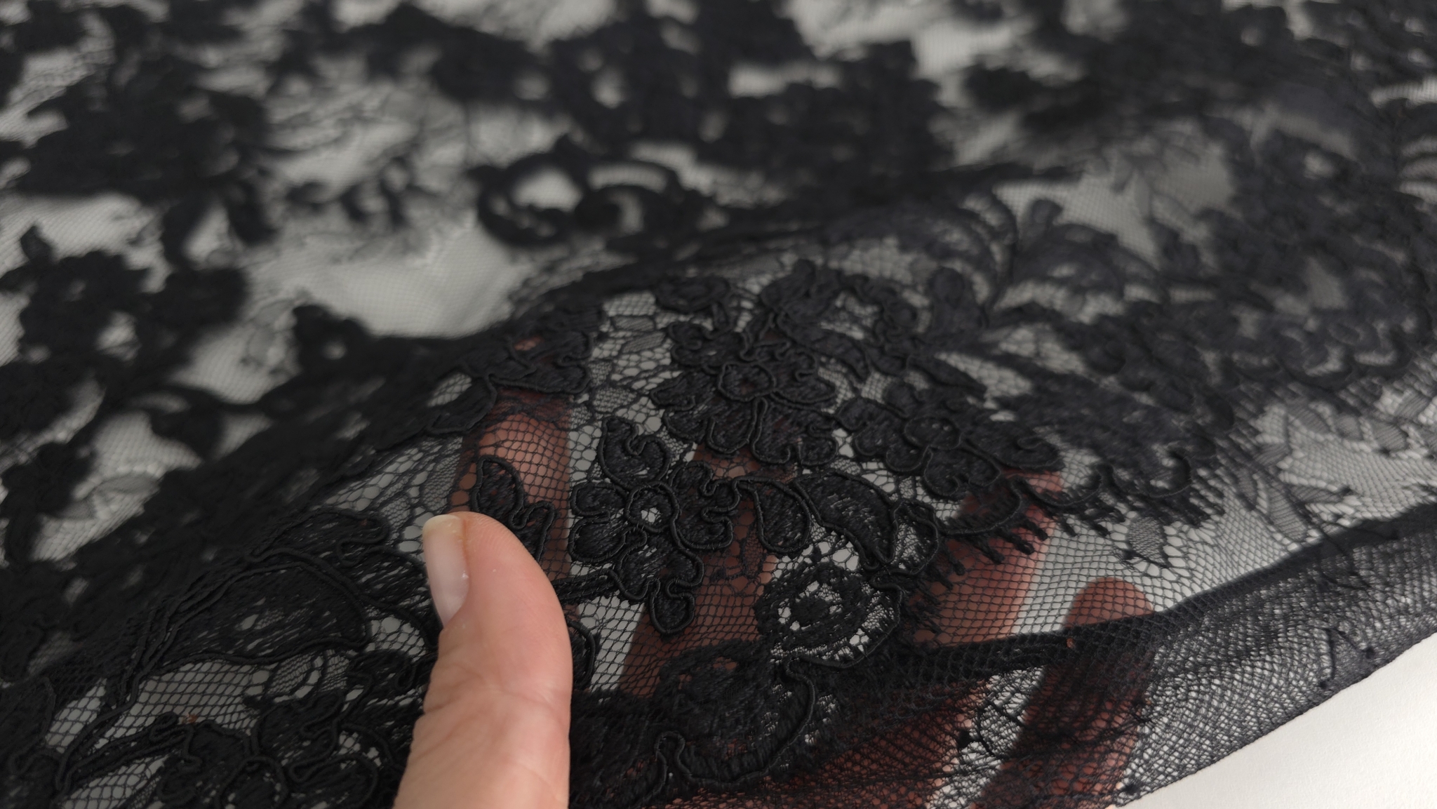 vizualizare de aproape a firului fin în relief care conturează fiecare element botanic