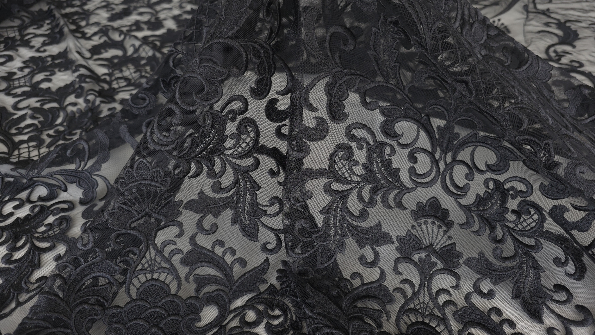 zona centrala a broderiei cu medalion decorativ si elemente tip evantai