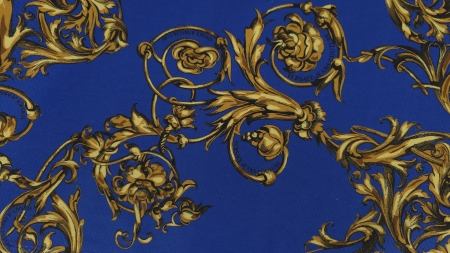 Blue denim cu imprimeu baroc auriu întins pe suprafață plană, ornamente aurii pe fond albastru cobalt