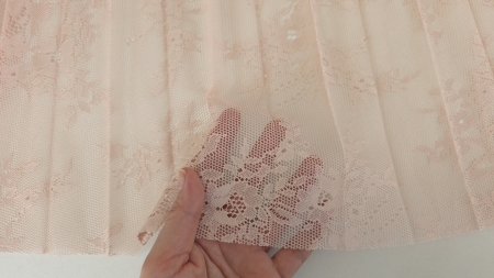 Bordură cu flori mari și frunze stilizate pe marginea de jos a panoului