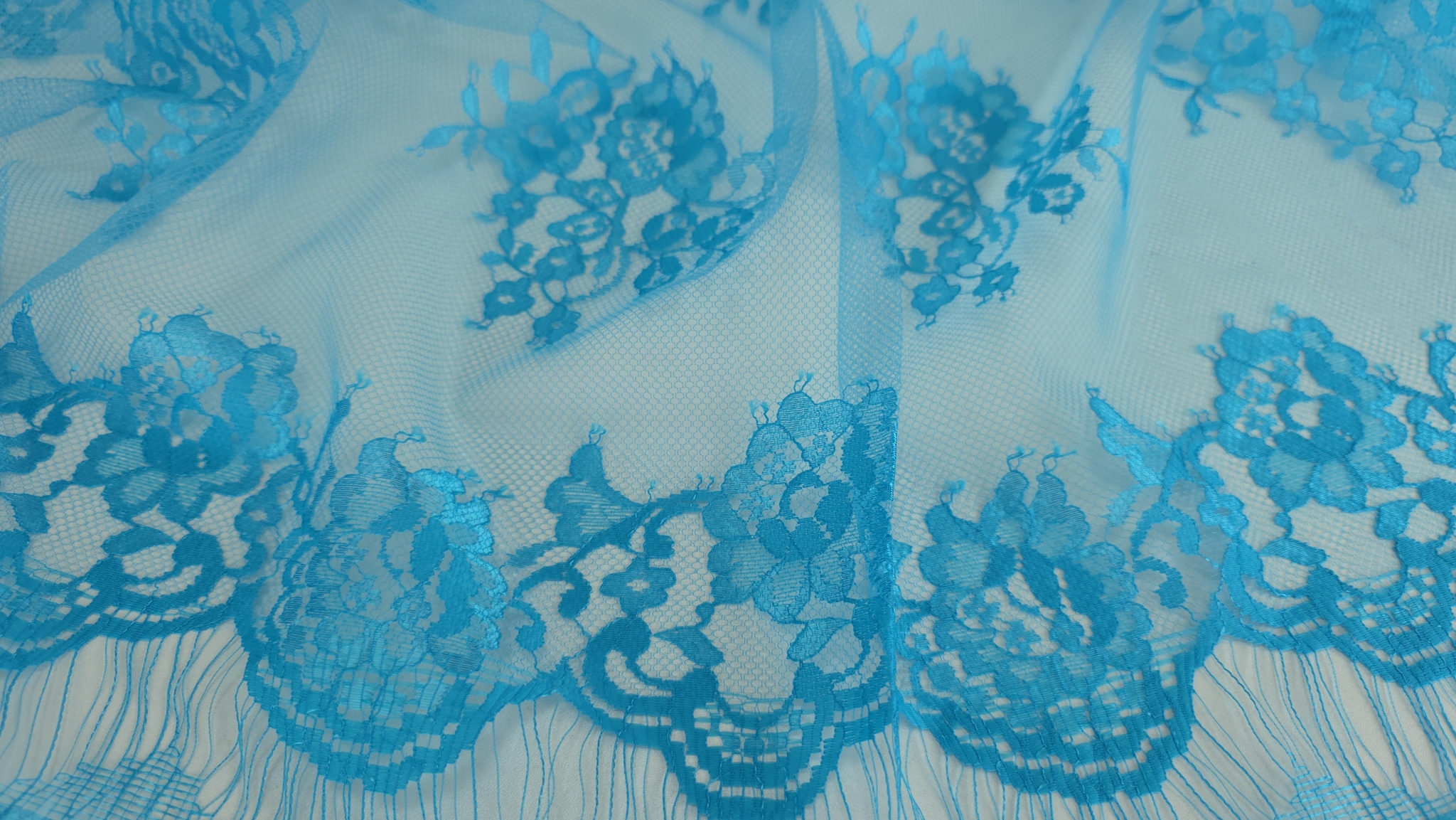 Bordura cu motive florale mari și franjuri turquoise cu buchete distribuite pe rânduri deasupra