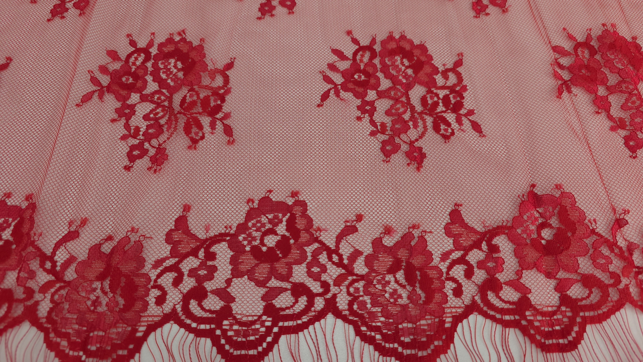 Bordura decorativă dublă a dantelei roșu Ferrari pe marginea materialului