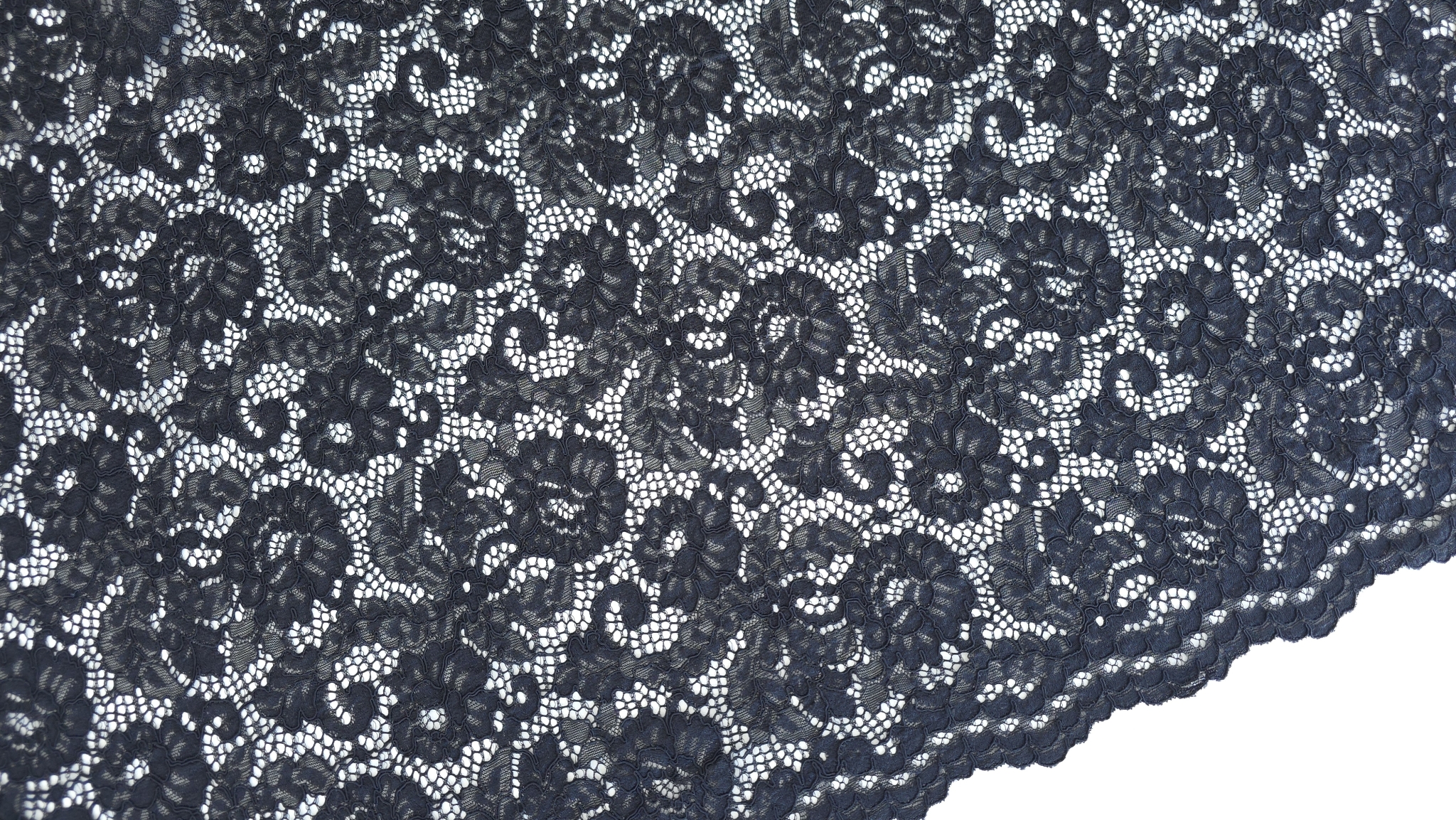 Bordură decorativă festonată pe marginea dantelei negre