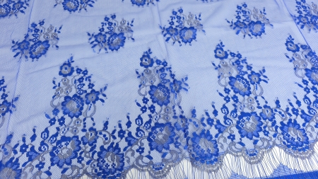 Bordura ondulată albastru royal cu inserții argintii dense și franjuri la marginea dantelei Chantilly