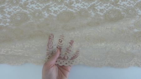 Bordura ondulată ținută între degete pentru a arăta ochiurile decorative