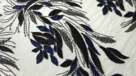Broderie cu aplicații catifea bleumarin pe tulle negru, detaliu frunze conturate