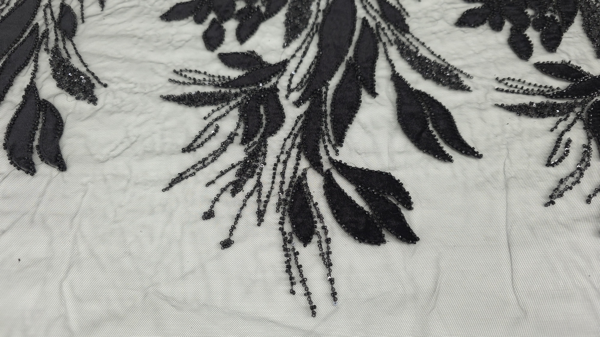 Broderie cu aplicații catifea neagră și micropaiete pe tulle, detaliu motive