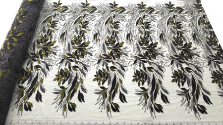 Broderie cu catifea verde olive și micropaiete pe tulle negru, vedere de ansamblu cu riglă