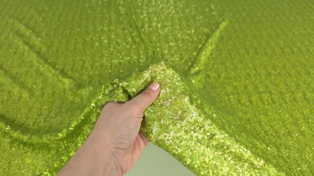 Material strâns în mână cu cădere verticală și joc puternic de lumină