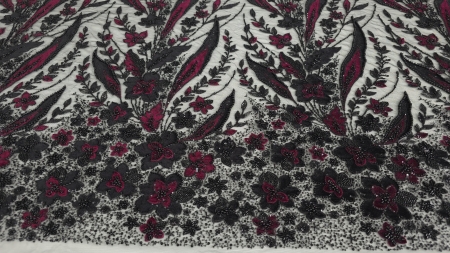 Broderie florală burgundy cu margele și micropaiete pe tulle, detaliu textură