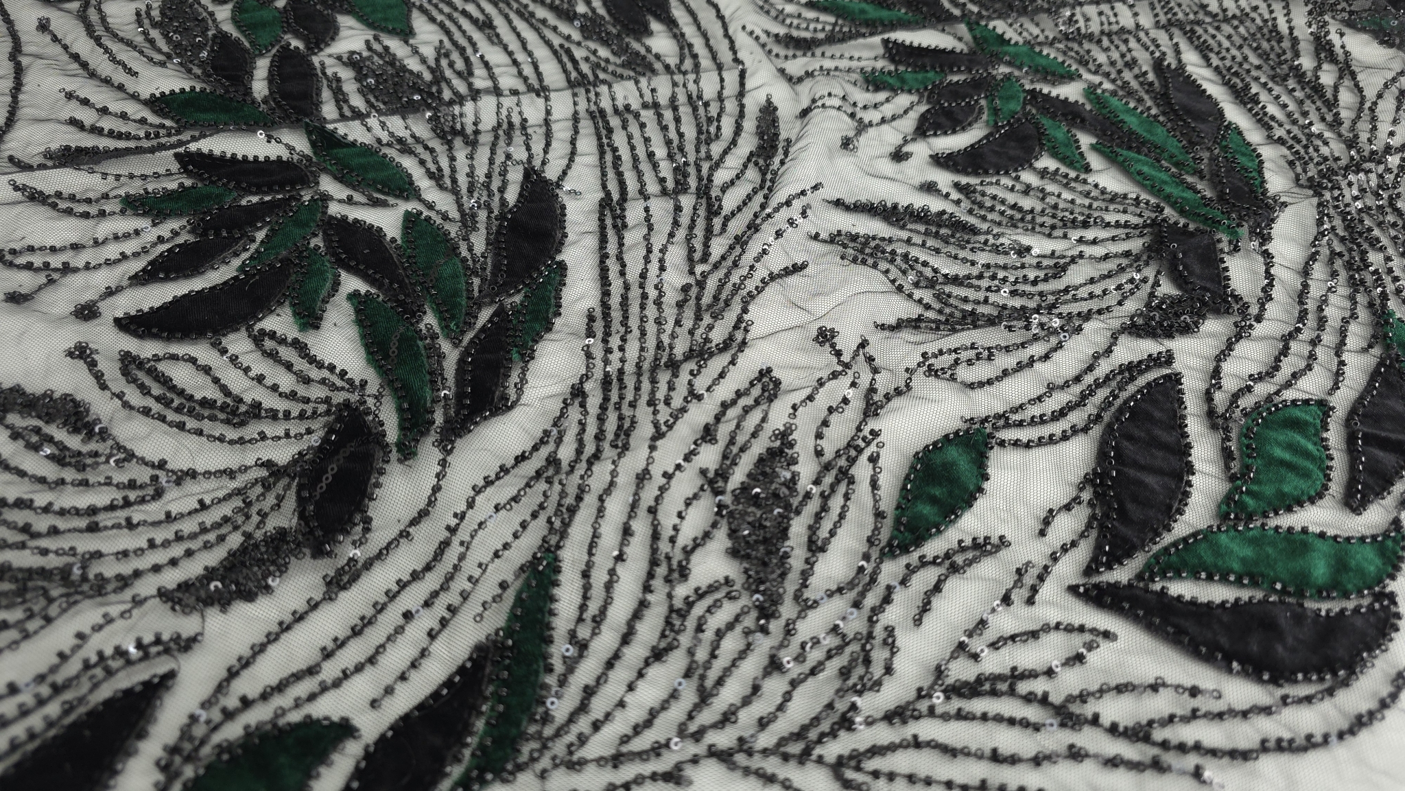 Broderie florală verde pădure cu margele pe tulle, detaliu textură