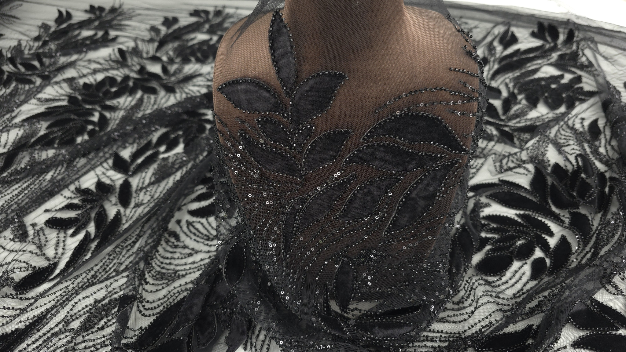 Broderie neagră cu margele și micropaiete pe tulle, prezentare pe bust