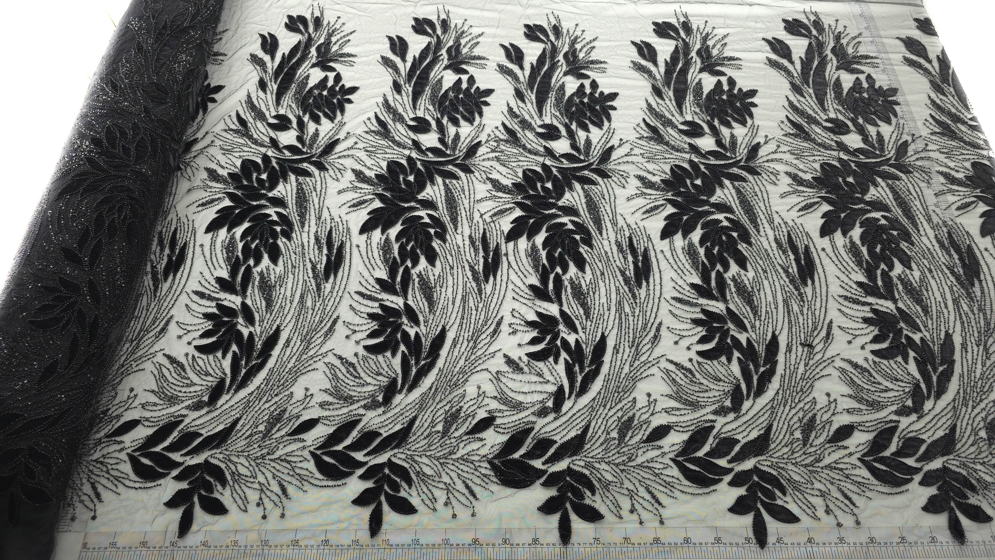 Broderie neagră pe tulle cu catifea, vedere de ansamblu a designului floral