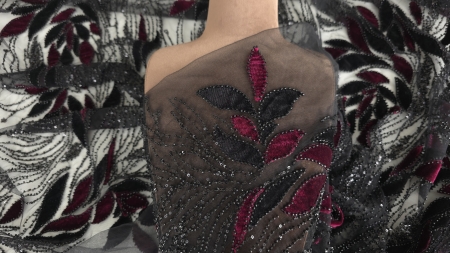Broderie pe tulle cu aplicații catifea bordo și negru prezentată pe bust, detaliu frunze și micropaiete