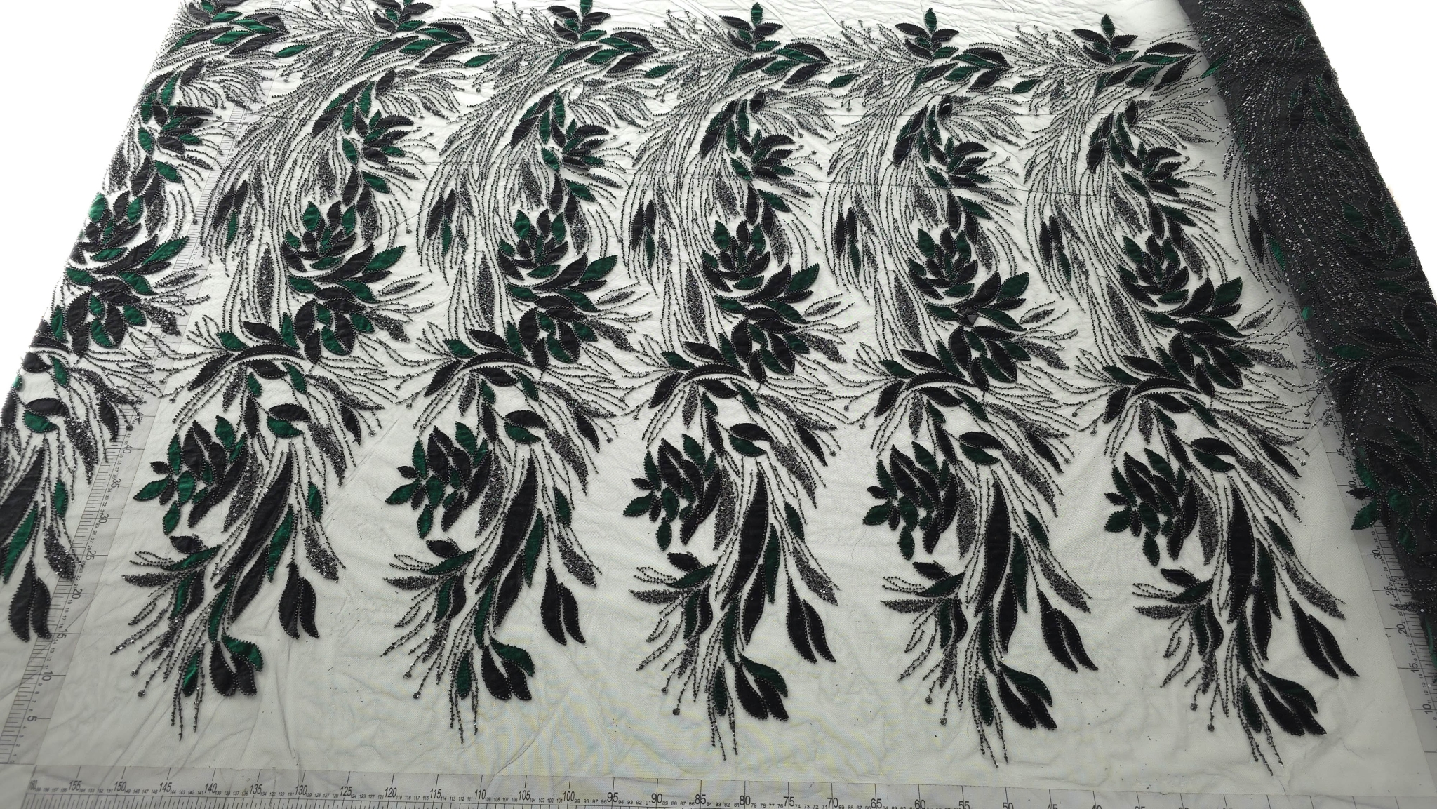 Broderie pe tulle cu catifea verde pădure și neagră, vedere generală a materialului