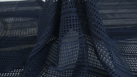 Broderie sparta bleumarin așezată în cascadă cu margine dreaptă pe umăr