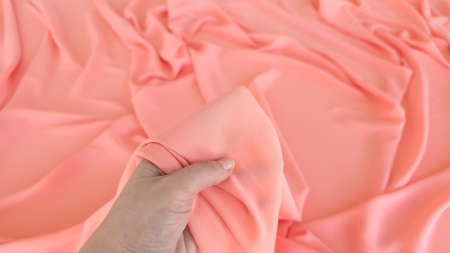 Bucată de material strânsă în palmă cu contur bine definit