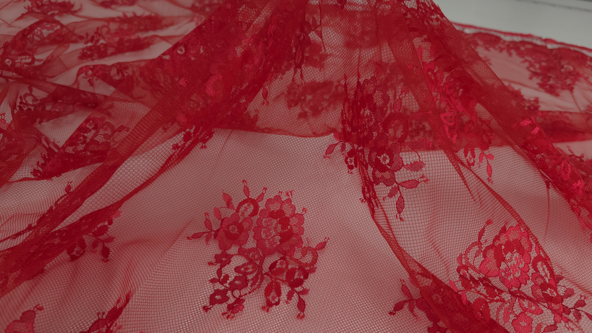 Buchet floral izolat pe tull roșu Ferrari transparent cu spațiere generoasă între motive