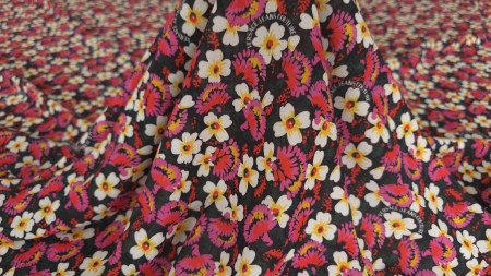 Cădere fluidă a materialului cu falduri moi