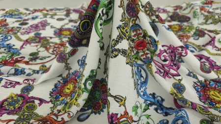 Cădere fluidă a materialului cu falduri moi