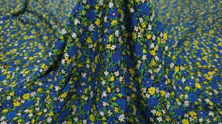 Cădere fluidă a materialului cu falduri moi și aspect mat